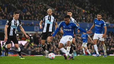 Ten-man Everton stun Newcastle with Alex Iwobi’s last-gasp winner