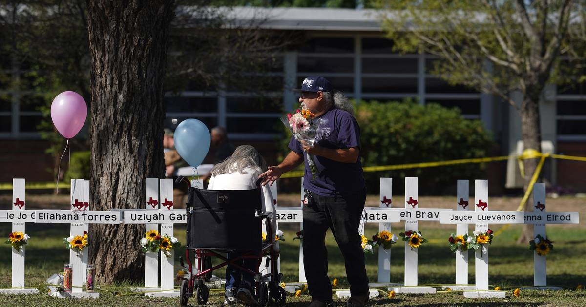 Hommage aux familles endeuillées au Texas alors que les questions grandissent sur la réponse de la police – News 24