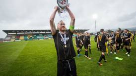 Dundalk take advantage of sending off to secure cup victory