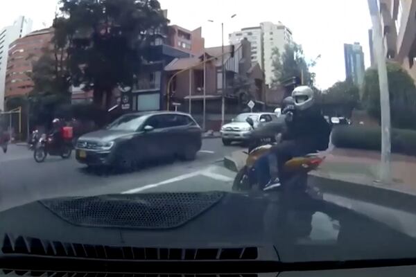 Dashcam captures Colombian robbery victim ramming runaway thieves