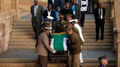 Crowd breaks  barrier on Mandela’s last day  lying in state