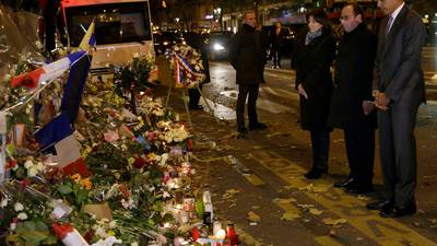 Obama visits Paris attack site, pays tribute to victims